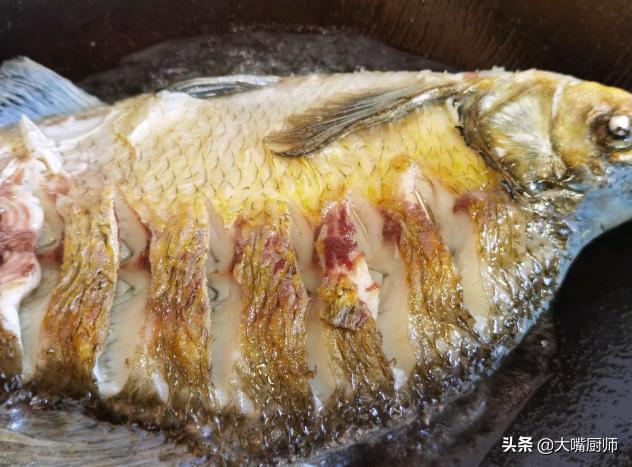 炖鱼里边添什么佐料鱼不腥气,炖鱼放不放鸡精