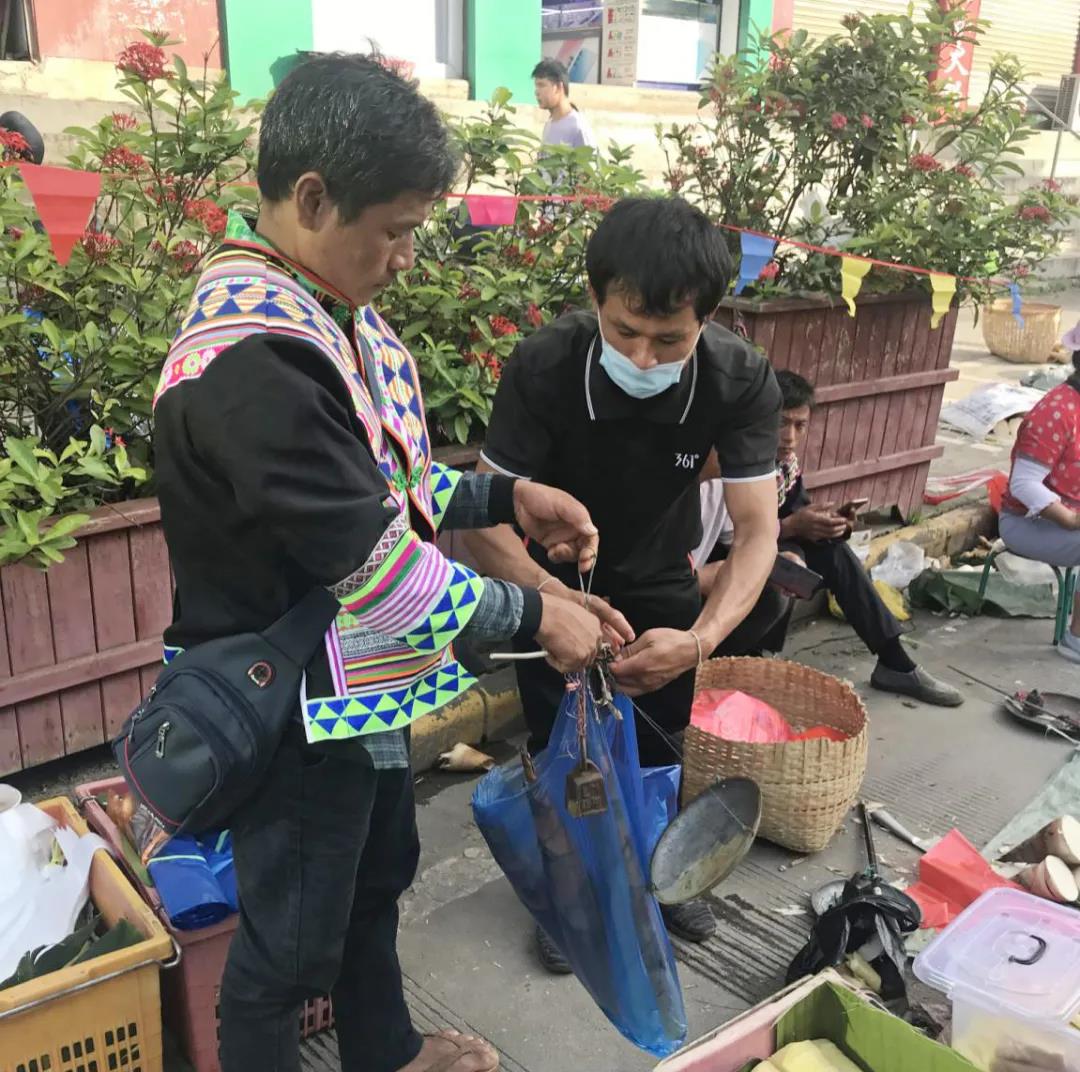 勐龙镇消费扶贫摊位回来啦！地摊经济搞起来