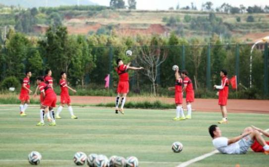 国足1比2中国香港38年来首负,04年国足7比0中国香港