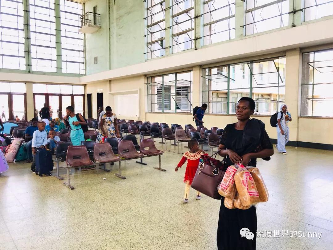 流浪非洲，乘坐中国援建火车去赞比亚，满满的亲切