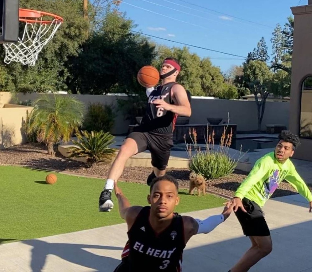 篮球搞笑模仿帝库里防守,模仿帝模仿库里庆祝动作