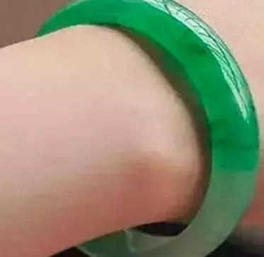 人养玉玉也养人对吗,为什么人可以养玉玉可以养人呢