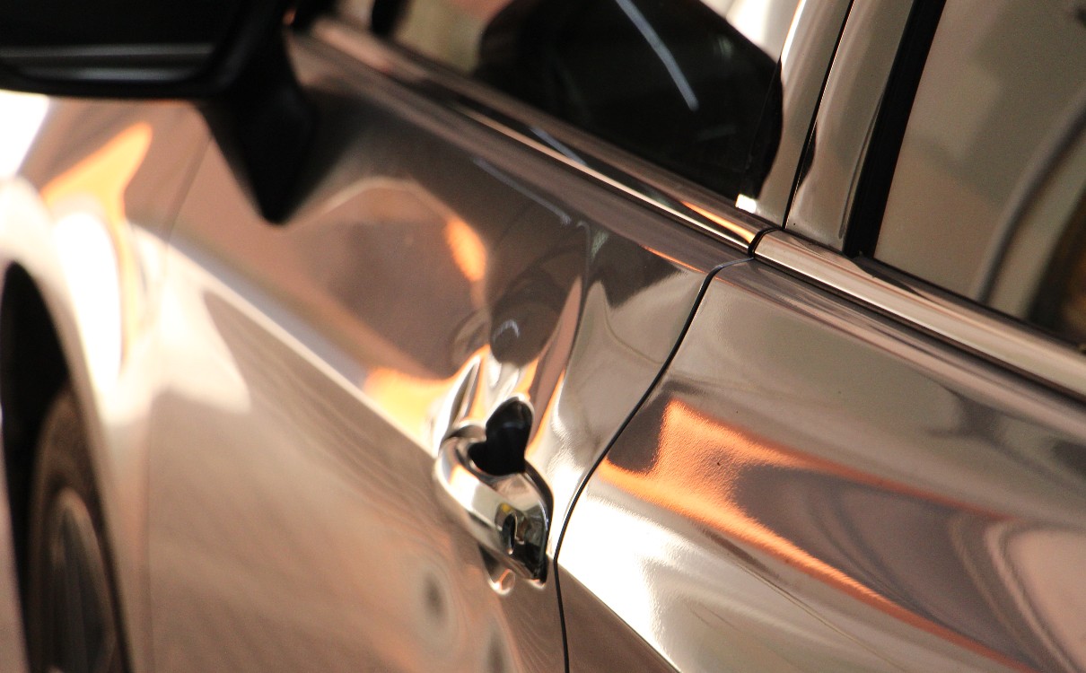 车门凹陷是钣金喷漆还是做无痕,完整车门凹陷无痕修复视频