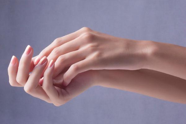 指甲上面没有白色的月牙怎么回事,指甲有竖纹起倒刺是缺什么