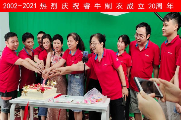 睿牛制衣厂家直播,睿牛制衣有限公司裁床车间