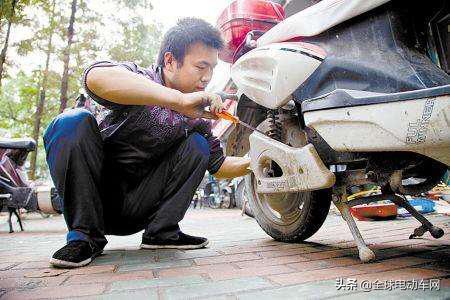 电动车换后胎这个方法最简单,电动车换胎换不上去怎么办