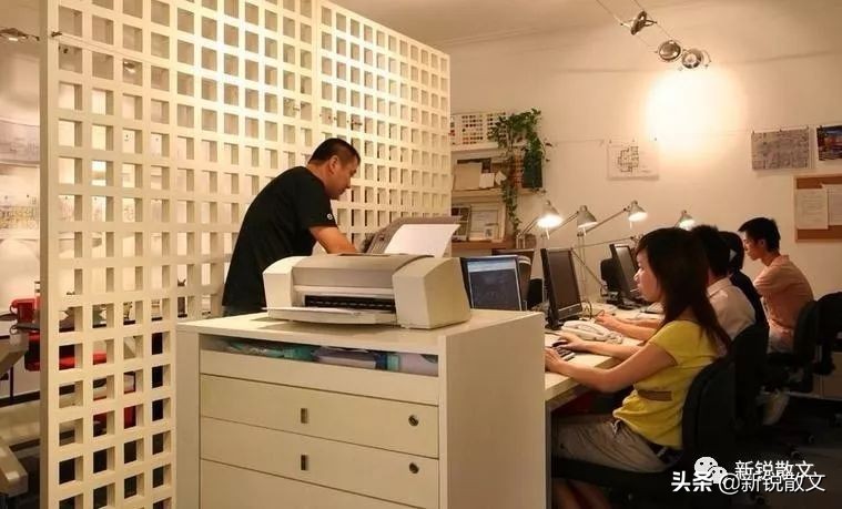 小说：一个年轻男子走进教室，伸出拳头，照着老师脸就是一拳