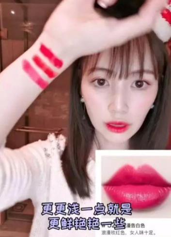 马蓉现身机场打扮如同一线女明星,马蓉蓝色礼服走红毯