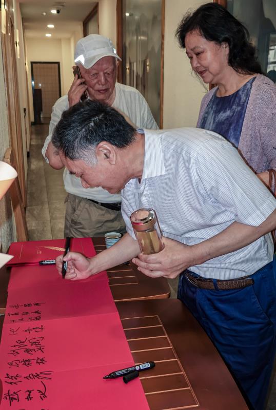 中国江苏知名教授易耀秋力作《沉重的红盖头》出版发行