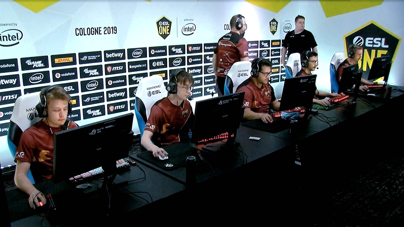 钢厂又出幺蛾子，鼠标垫也能显示游戏血量，这是什么操作