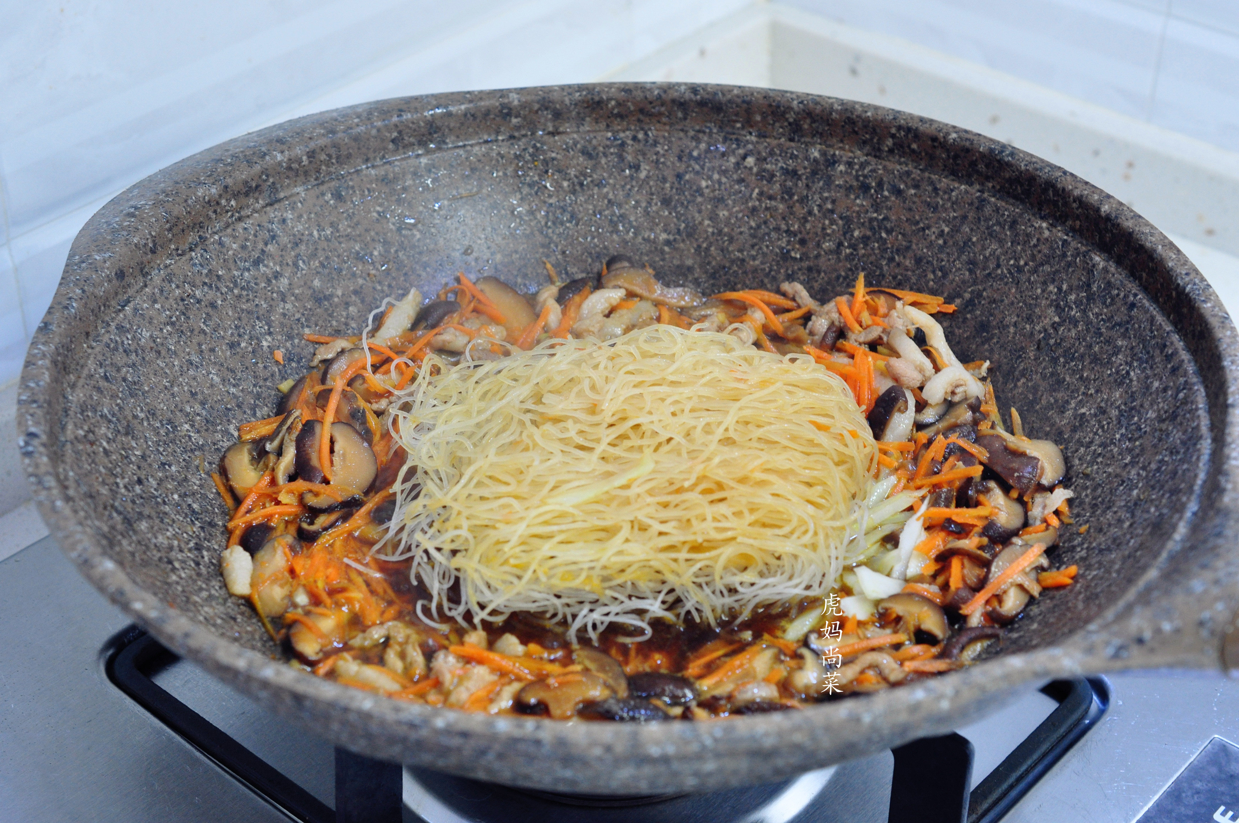 炒米粉，不用泡不用煮，直接炒就松散又入味，菜多香喷喷