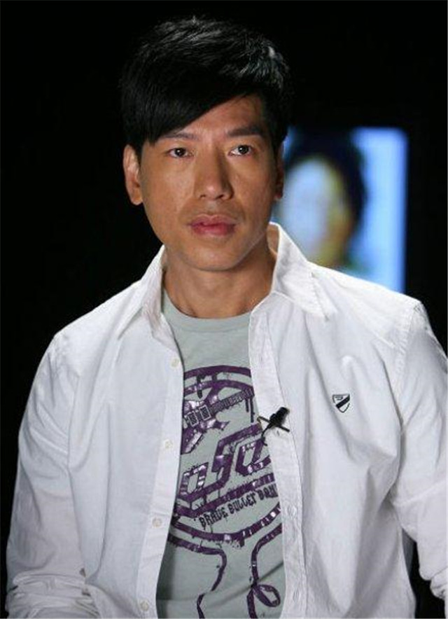 张耀扬做公益给老人发钱视频,张耀扬做公益