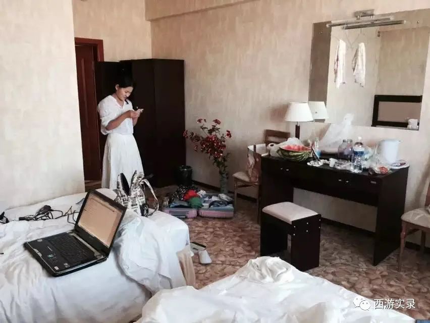 这女孩看到俄罗斯帅哥搭车，逼我停车，否则跳车