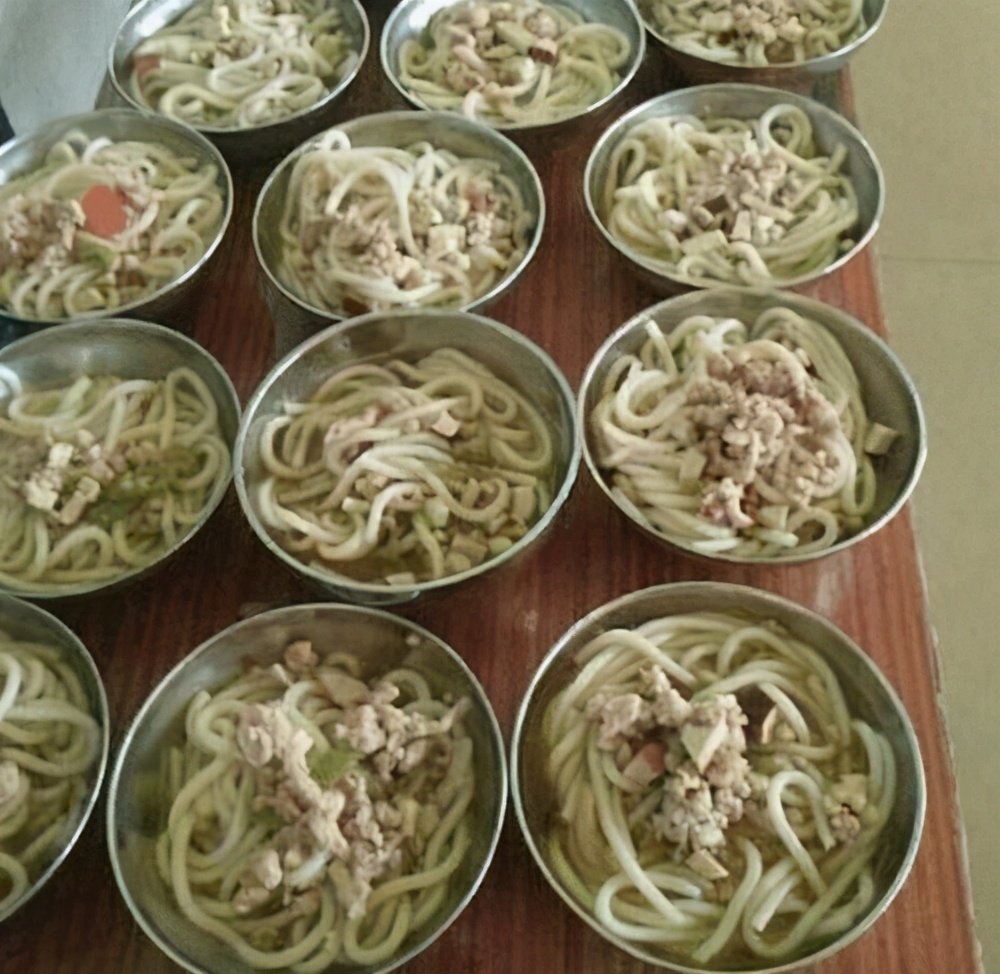 同样是幼儿园午餐,看到中国和日本的对比后,网友:差距太大