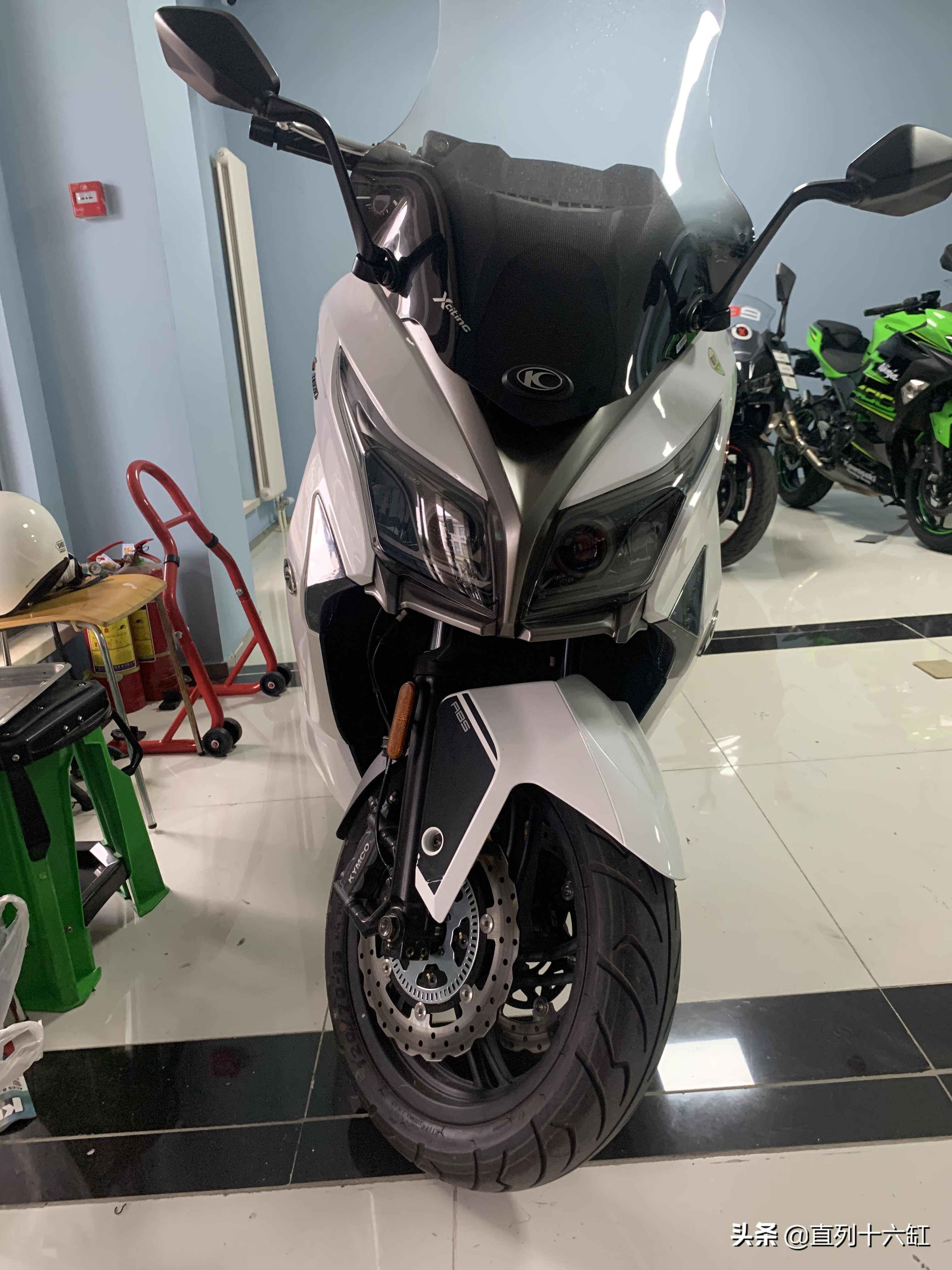 多花1.2万多100公里纯电续航划算吗,光阳进口赛艇s400国外测试