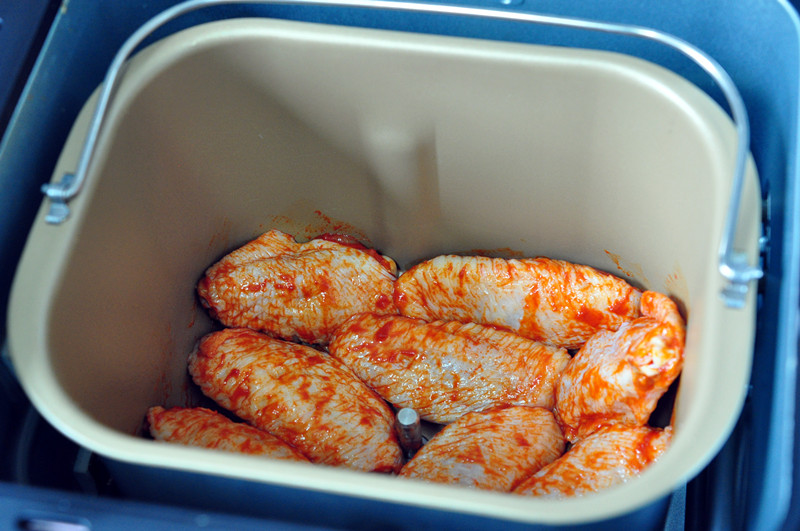 鸡翅放进面包机，然后就等吃了，不怕油星四溅，更不担心烤糊烤焦