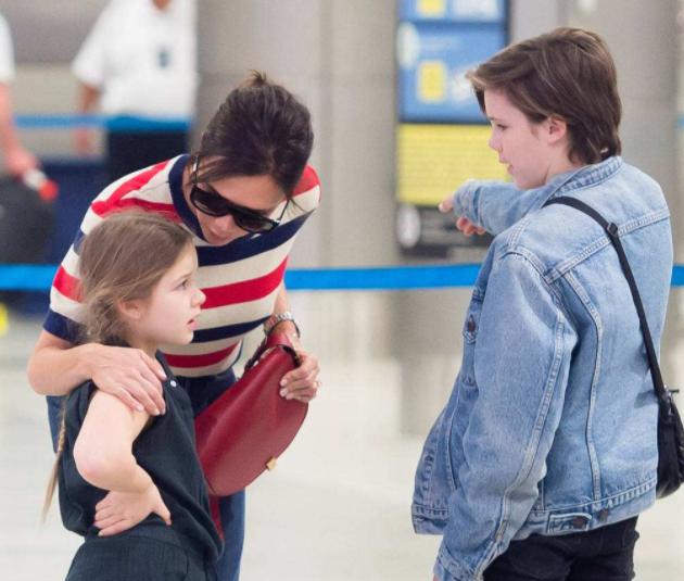 贝克汉姆亲吻小七画面温馨，却遭英国名嘴质疑父爱方式，争议不断