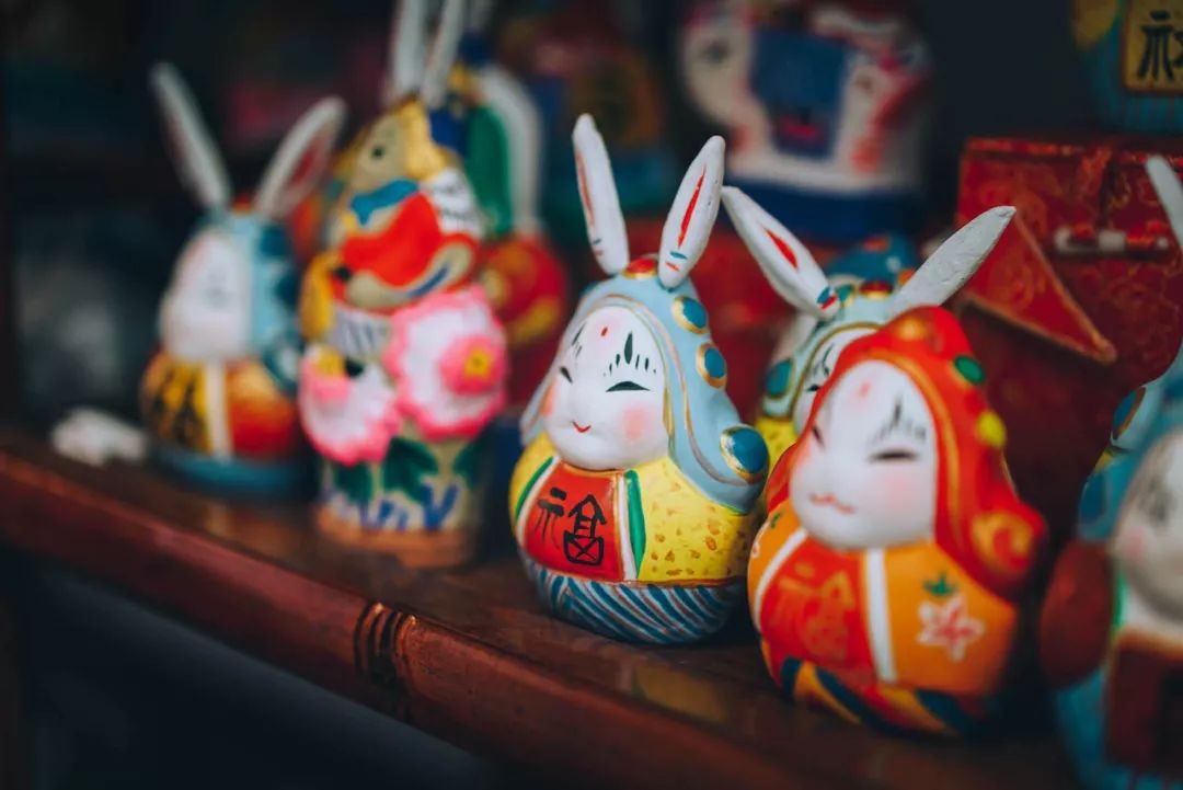 非遗守艺人｜他把泥“玩”出了花样，让有400年历史的老北京兔儿爷也跟上时代