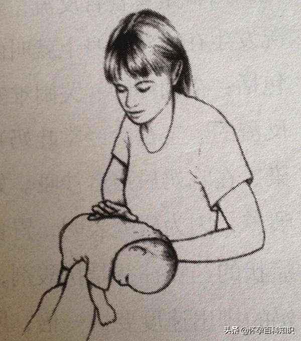 正确的宝宝拍嗝姿势,给宝宝拍嗝的正确姿势与力度