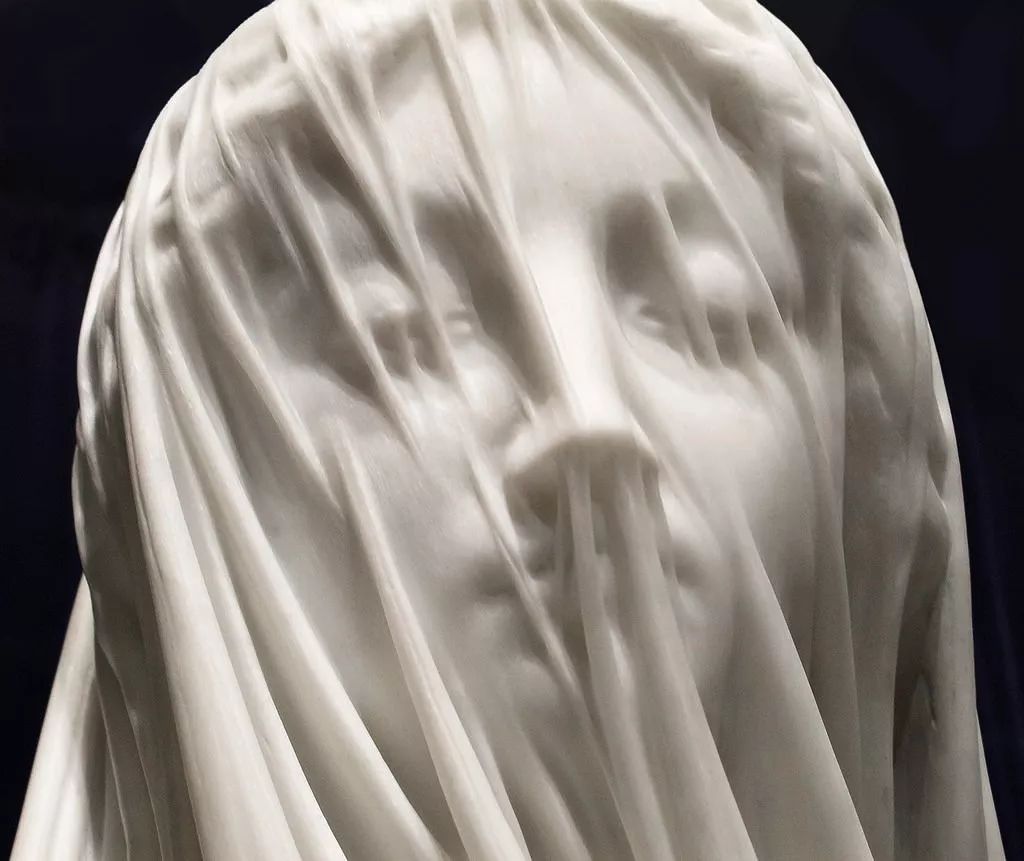 面纱掩盖着的，是一个少女的贞洁，也是整个帝国的命运