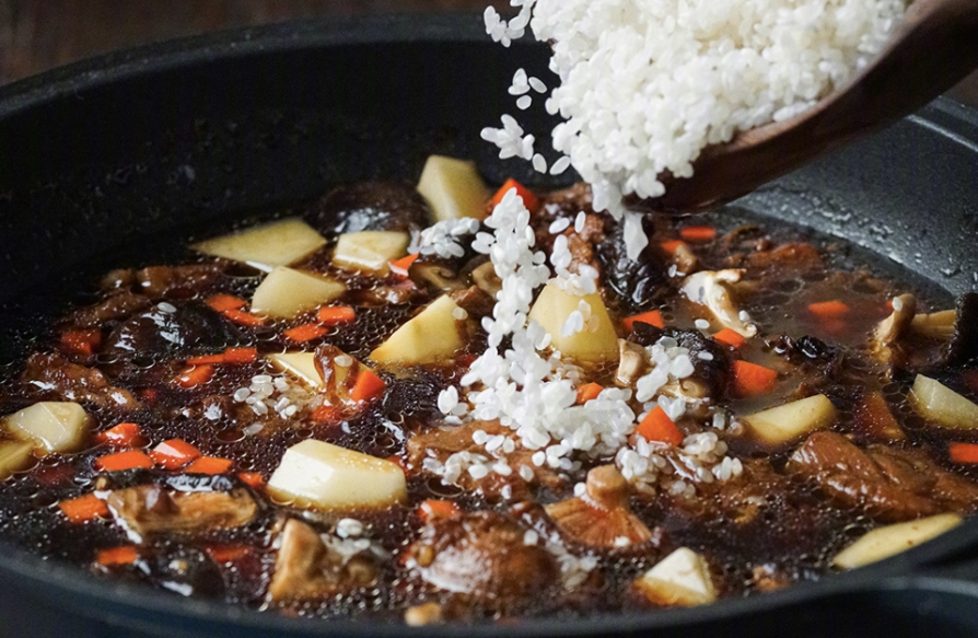 香菇焖鸡盖饭怎么做,香菇滑鸡焖饭暖暖的味道