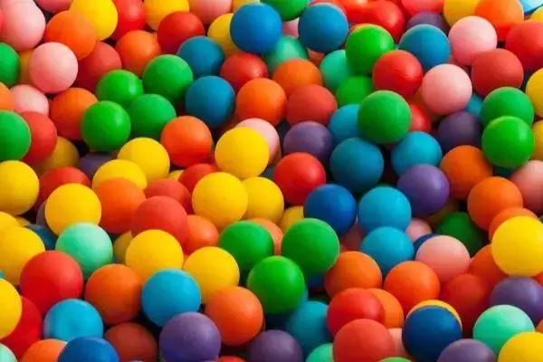 去游乐场海洋球里面玩,去海洋球泳池里面玩耍