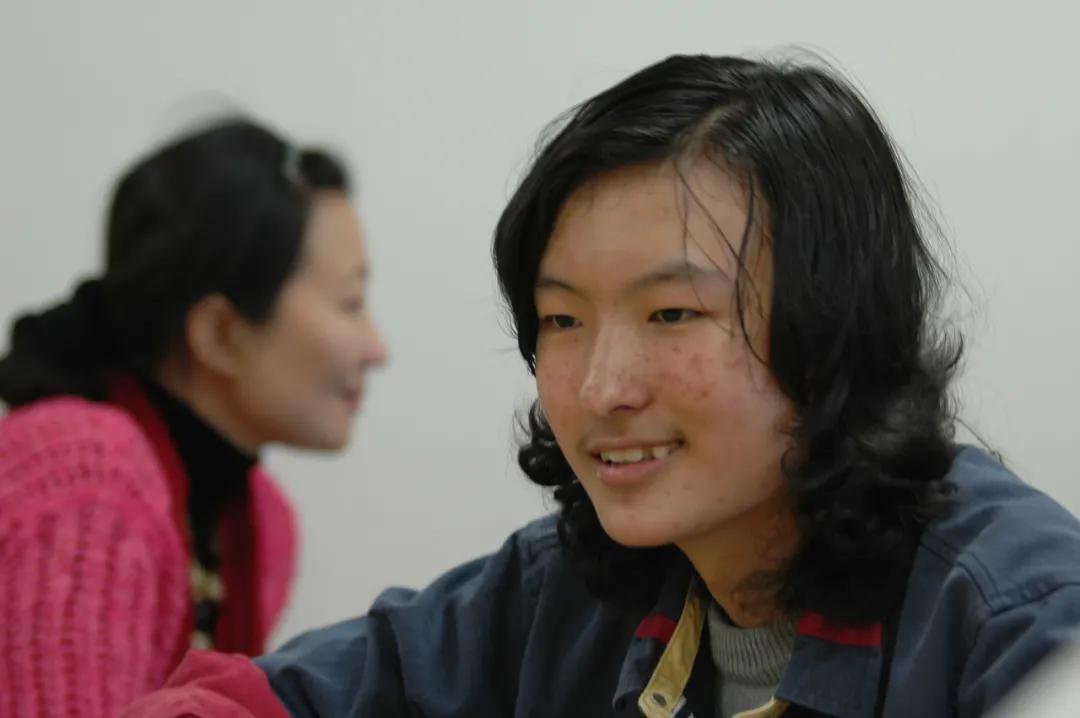 我们在他墓前读诗,纪念这个14年前离世的少年