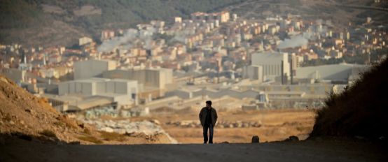 导演拒绝删减任何镜头!片长3小时,生生扯下了理想主义的遮羞布