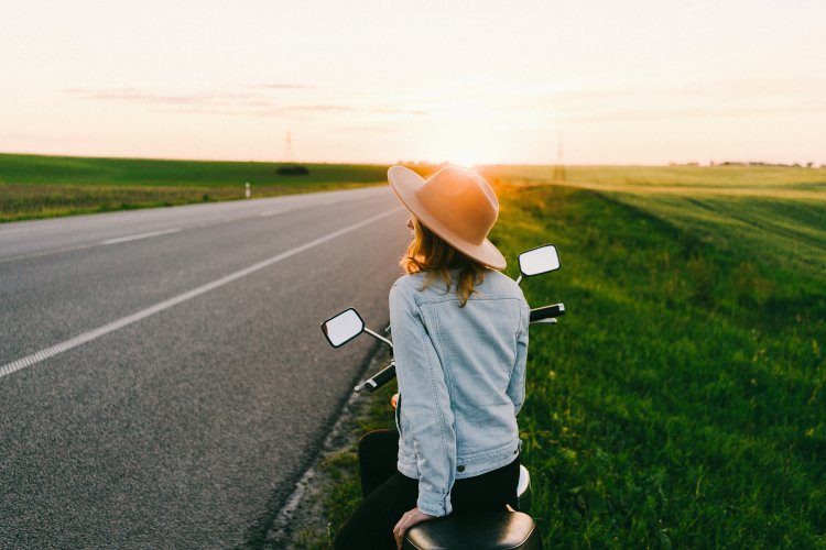 中年女人别被“少女心”误导，老在男人堆里凑热闹最后尴尬了自己