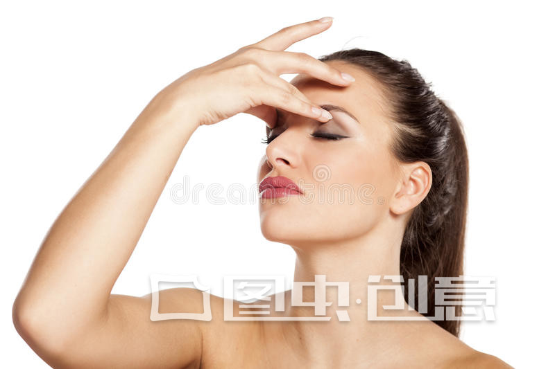 男人有眼袋怎么消除眼袋啊,热敷眼袋消除眼袋最有效的方法