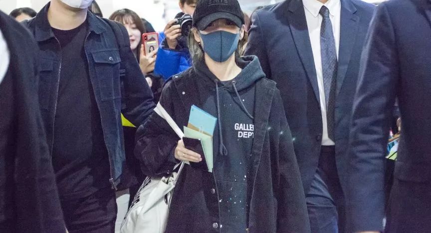 iu的时尚品味,iu穿杏色牛仔外套