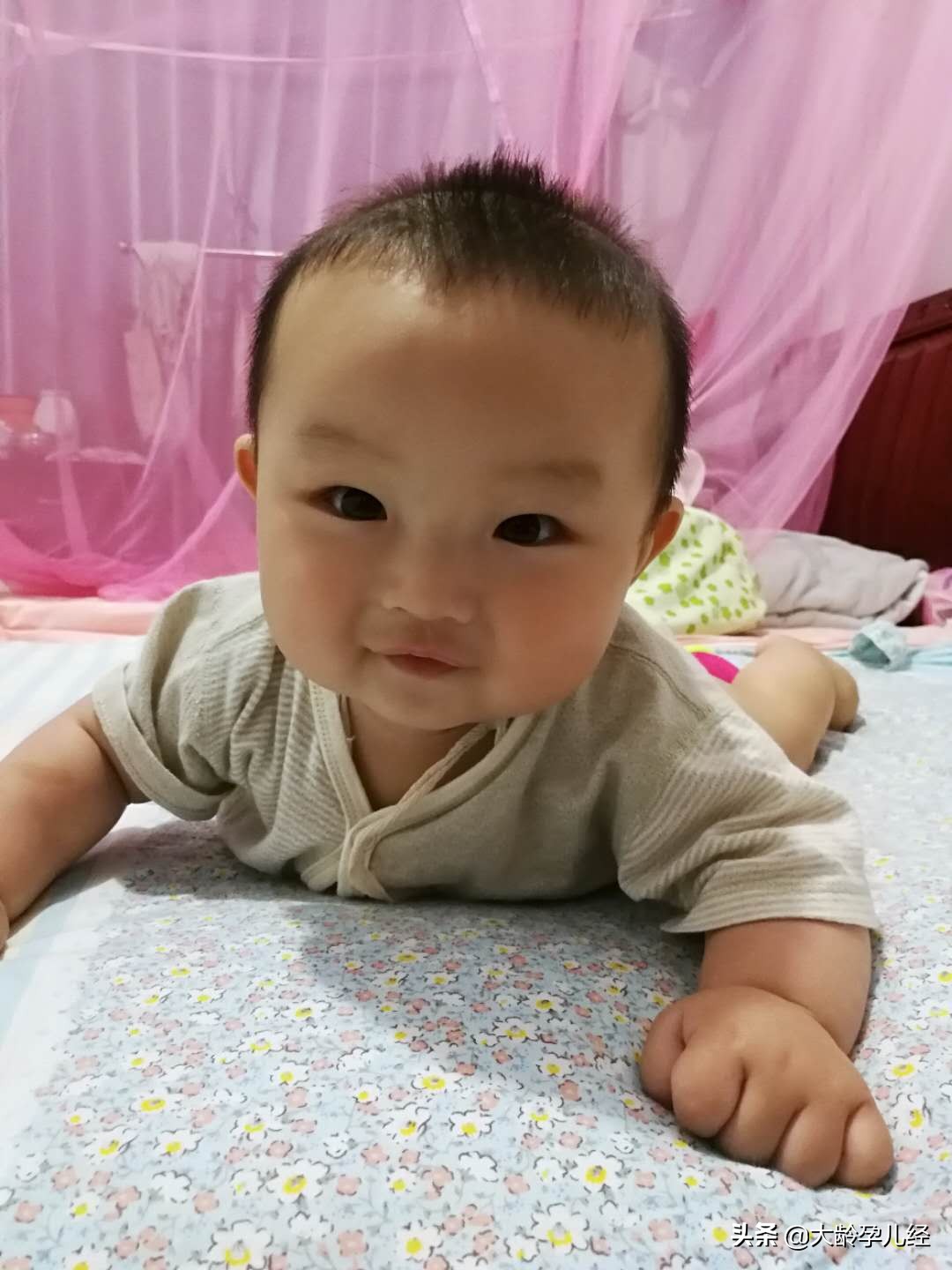 两个月宝宝有哪些正常发育表现,两个月的宝宝你都知道啥