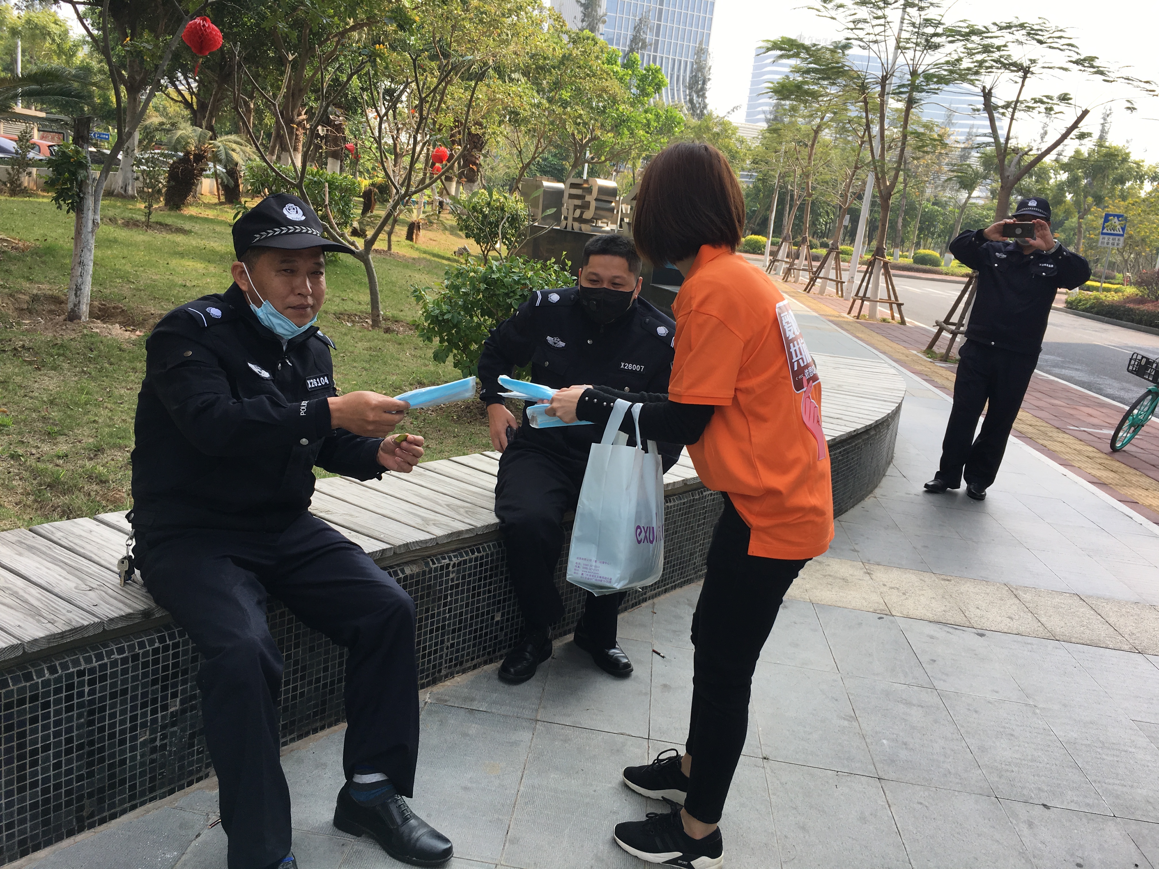 超硬核！这场街头最特别的爱心接力，依思Q在行动