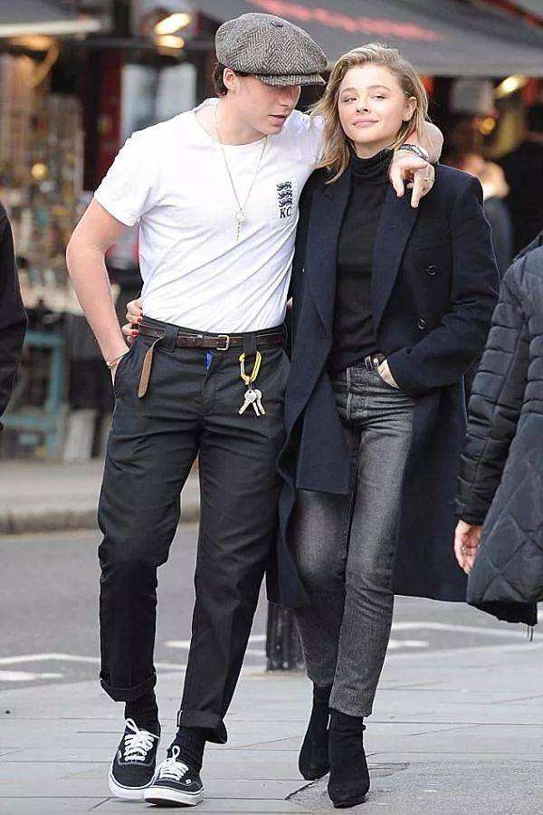 贝克汉姆二儿子秀恩爱,贝克汉姆维多利亚接吻视频