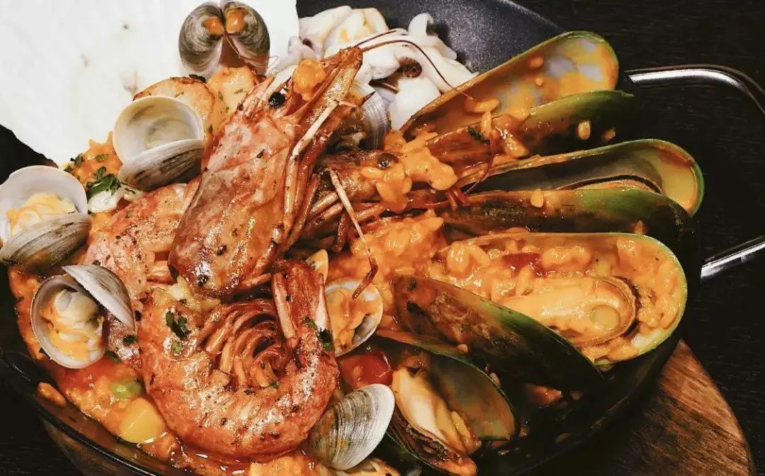 炎热的夏天,社畜需要一个安静的小酒馆