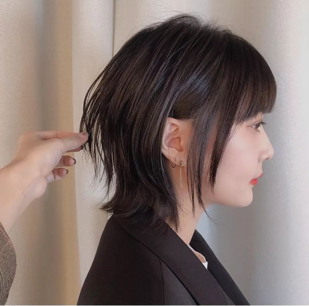 燕尾个性有型的短发,女士短发燕尾造型色彩搭配