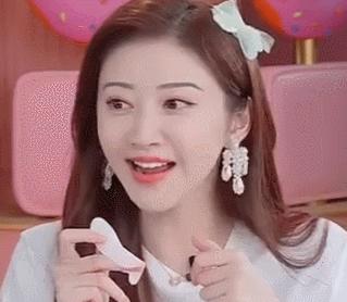 网上关于她整容的传闻屡见不鲜,自曝八年整容史