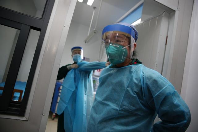 探访隔离病房奋战一线的白衣战士,看望慰问疫情防控一线值守人员