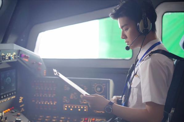 飞行员在飞机上长久飞行，如何解决生理问题？事实证明办法很高明