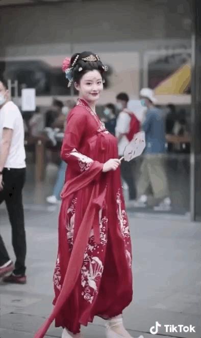 中国街拍让外国人震撼的视频,让外国人惊艳的穿着中国街拍