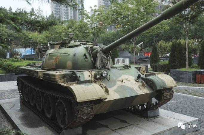 外国坦克上路霸气视频,国外坦克开在马路上