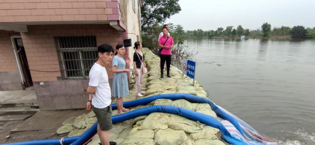 洪水无情人间有爱抗洪捐赠暖民心,洪水无情人间有爱向救援人员致敬
