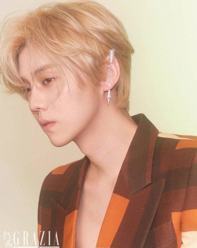 鹿晗最新广告大片曝光，粉色服装混血感满满，内娱颜值天花板