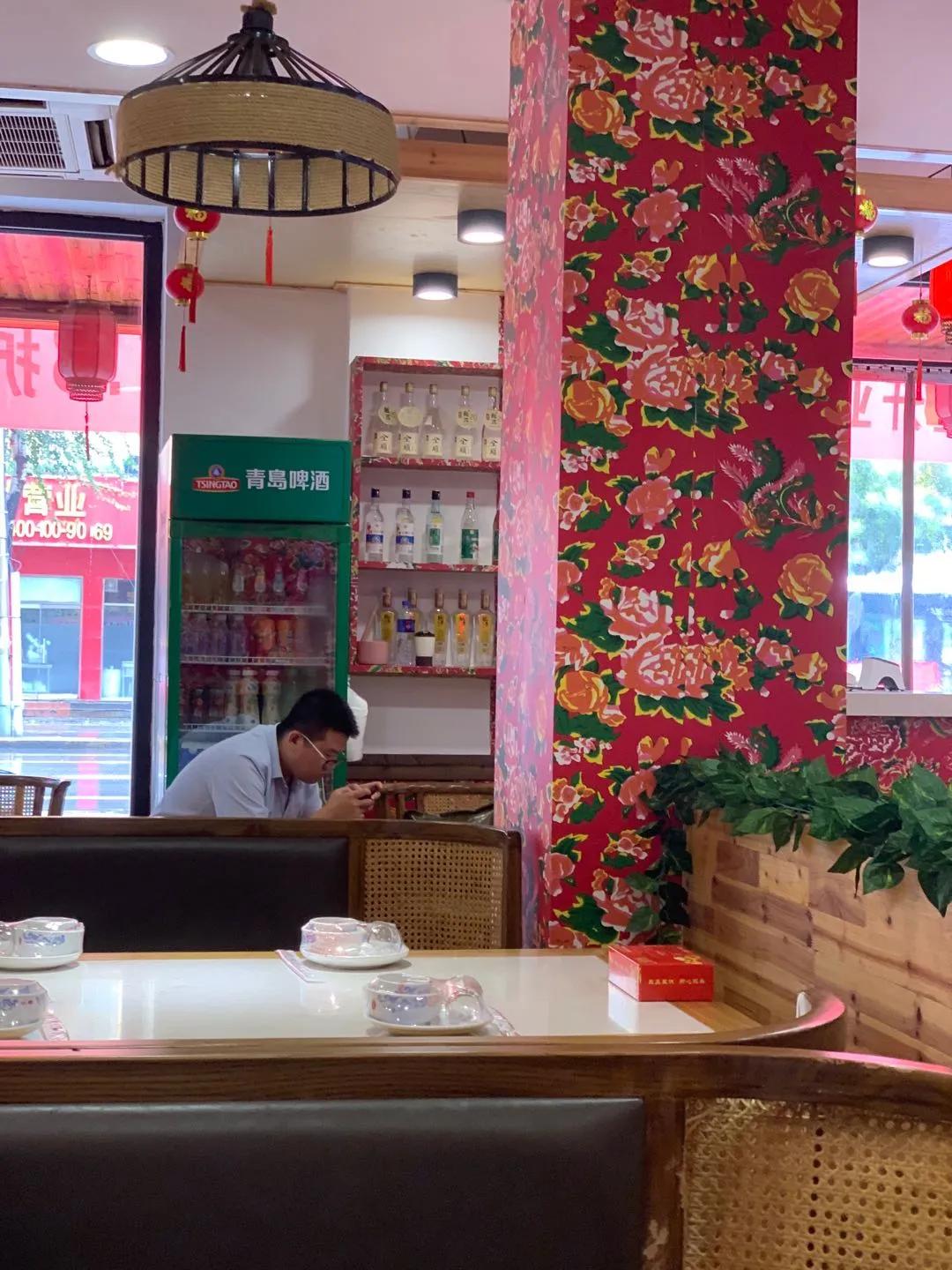 陵西街又换新餐厅“金手勺”“桥头排骨”两家评测