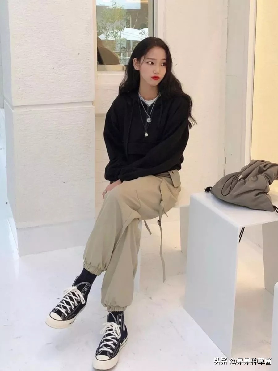 杨幂黑色字母袜王牌对王牌,杨幂格子衫高筒靴秀逆天长腿