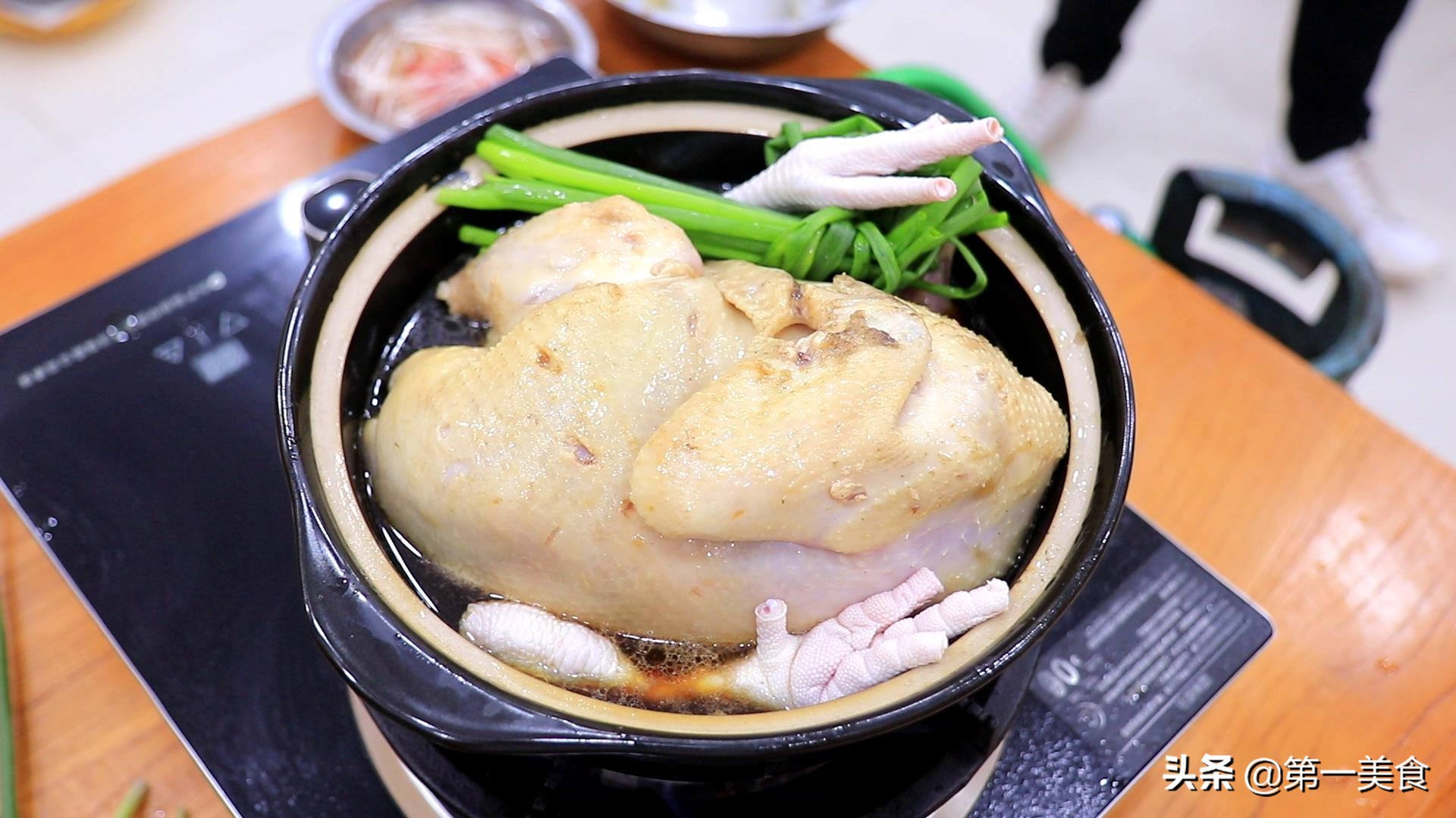 砂锅炖多久猪脚脱骨,不用砂锅炖鸡怎样炖不柴不老