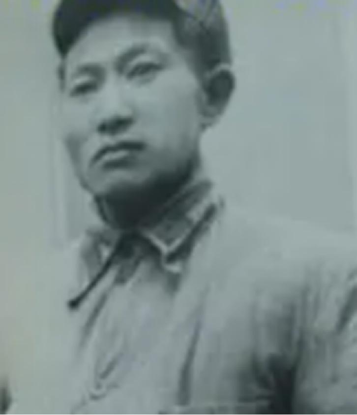 一八路军*长首**重伤被围，开枪自戕未成，伪军低声放话：我想法救你