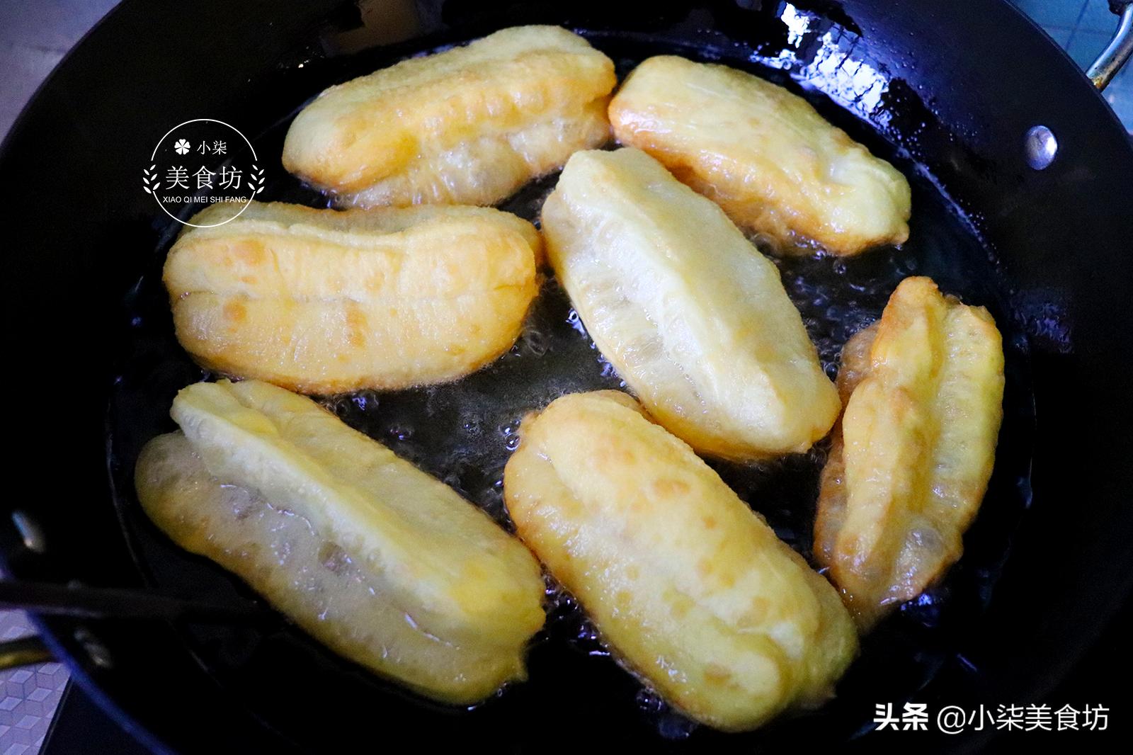 油条当天怎么炸出来又软又蓬松,油条不用泡打粉怎么做酥脆松软