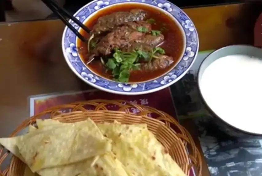 山东百年炖鱼店，鱼鳞鱼刺一起吃，一年用坏500个勺全市无人不晓