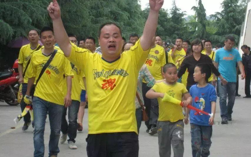 四川球迷故事第01期：我是梦警察王鹏，我爱四川足球更爱她！